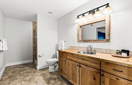 Breathtaking Lake Views King Suite, Queen Beds, Kitchen and Heated Indoor and Outdoor Pools - Foto 18