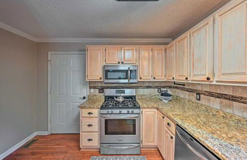 2 Mi to Clemson Central Villa with Deck, Near Lakes - Foto 8