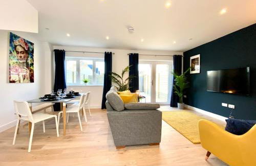 Stunning NEW Large 3 bedroom House - 5 Minutes to the nearest Beach! - Great Location - Garden - Parking - Fast WiFi - Smart TV - Newly decorated - sleeps up to 7! Close to Poole & Bournemouth & Sandbanks - Foto 10