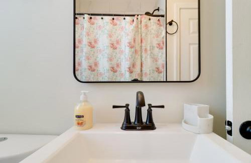 Modern Updates and Great Location! Detroit Duplex - Foto 16