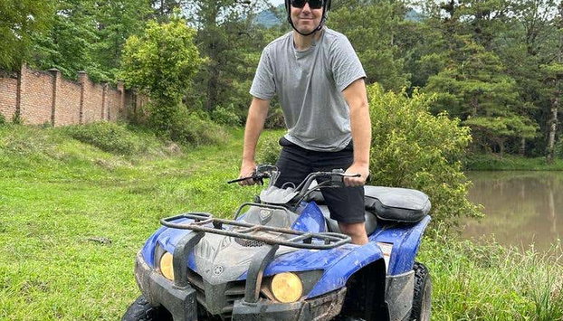 Tour privado en quad por la Reserva de Uyuca - Foto 2, Un hombre disfrutando del tour en quad por la reserva de Uyuca