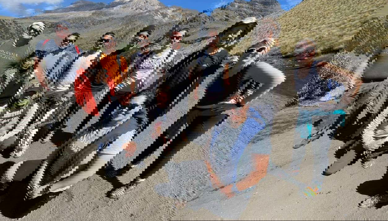 Touristes sur un sentier volcanique