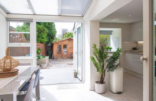 Stunning Townhouse with Large Garden - Sleeps 8! - Photo 42