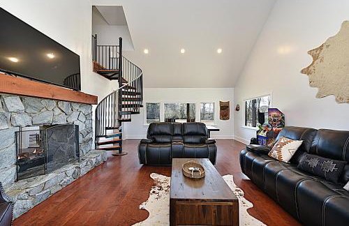 Secluded Lodge 8acres Hot Tub, Pingpong pedalboat! - Foto 28