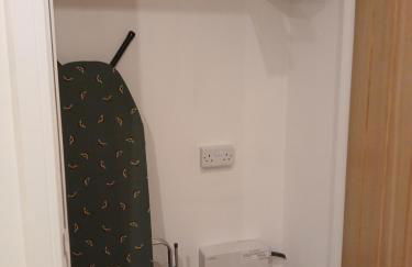 Luxury 1 bed apartment close to Airport and Exhibition centre ideal for short long term stays very cosy nicely furnished for comfort with all mod cons FreeParking on site Free WIFI - Foto 20