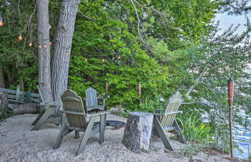 Updated Glen Arbor Cottage on Lake Dock and Mooring - Foto 32
