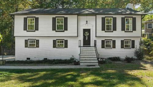 Stylish 4BR Getaway with Game Room, Grills & Cozy Outdoor Fire-Pit - Foto 2