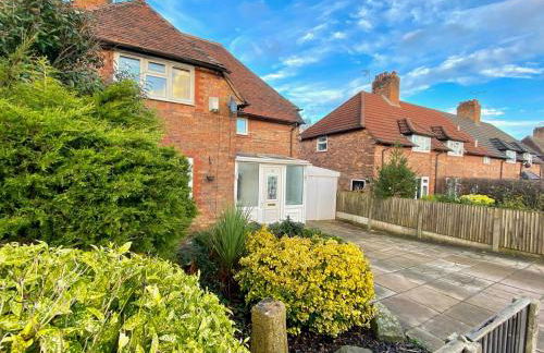 Spacious 3BR Home with Garden and Parking - Photo 6