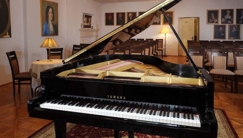 Piano à queue pour le concert