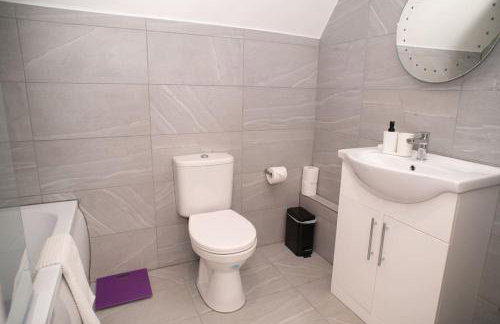 Orchid Lodge - Two Bed Generous Flat - Parking, Netflix, WIFI - Close to Blenheim Palace & Oxford - F4 - Photo 2