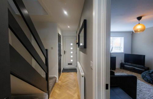 Uber Stylish 3 bedroom home off Road parking near town centre and Bike Park Wales - Photo 18