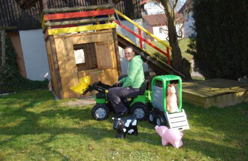 FERIENHOF KATZENMAIER, Bauernhof- und Familienurlaub am BODENSEE, großzügig wohnen, MESSENAH und teils BARRIEREFREI, Spielangebot für drinnen und draußen, Parkplatz am Haus, gute ÖPNV-Anbindung - Foto 49