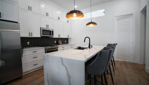 Pet Friendly Stylish 4 Bedroom home Close to All - Foto 5