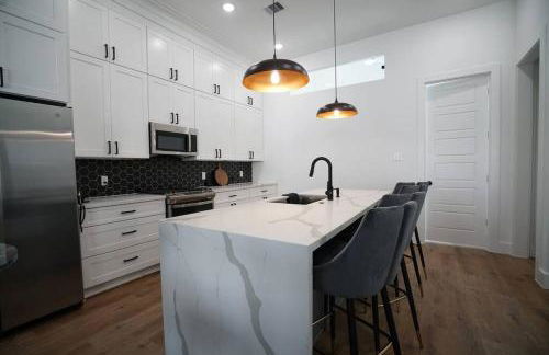 Pet Friendly Stylish 4 Bedroom home Close to All - Foto 5