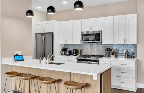 Bywater 2BR w Pool, Gym & King Beds - Foto 47