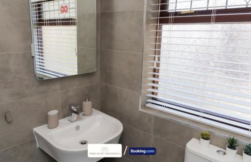 Award-Winning Four Bedrooms House, Parking, WiFi By Derby Short Term Rental Short Lets & Serviced Accommodation Derby - Foto 26