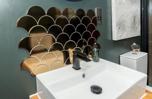 The Lodge - Elegant Comfort in a Peaceful Setting - Photo 28