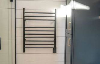 Luxury tiny house with hot tub and private deck! - Foto 15