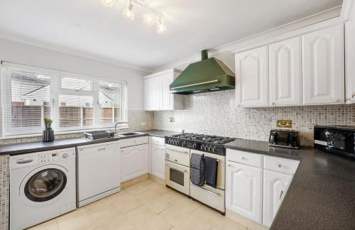 Grab a Deal Today! Massive Home For Contractors & Parking for 4 - Foto 8