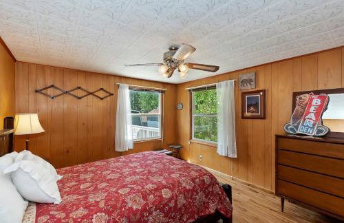 Sunshine Cabin - Cozy 2-Story Getaway - Photo 26