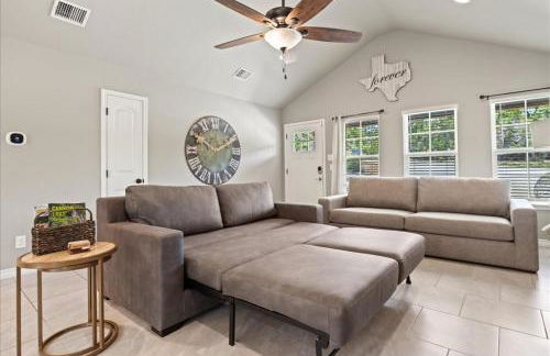 Neon Vibes Outdoor TV Hot Tub Arcade Room - Foto 37