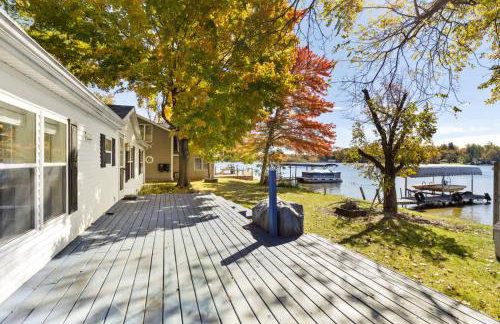 Lakefront Home with Dock Firepit & Private Deck - Foto 14