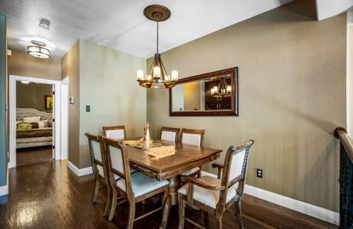 Luxury & Highly furnished upscale w Patio & Garage - Foto 11