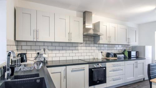 Modern 2BR Home in SK14, WIFI, Parking, Sleeps 5 - Foto 3, stove, dishwasher, toaster