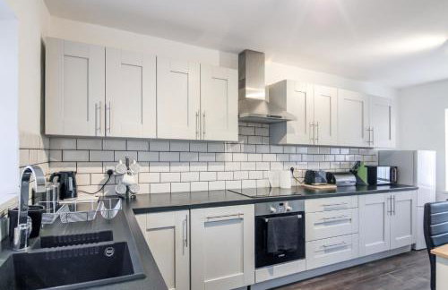 Modern 2BR Home in SK14, WIFI, Parking, Sleeps 5 - Foto 3