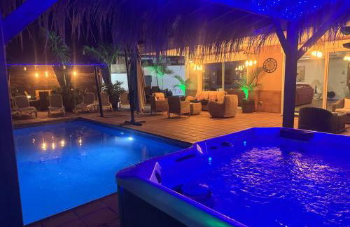 VILLA BLOSSOM in the beautiful area of Puerto Santiago Tenerife with 5 bedrooms for up to 10 guests private swimming pool and many other activities to entertain the family Secure parking for 2 cars and disabled access throughout - Foto 74