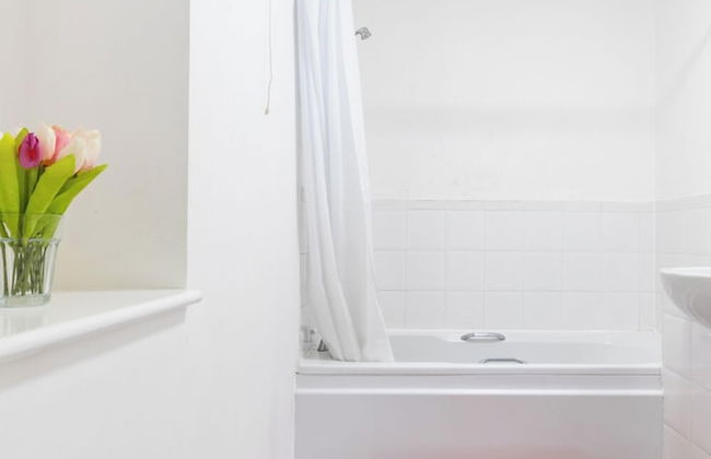 Skyline Haven Modern 2BR w/ Free Parking & 4kTV - Photo 59