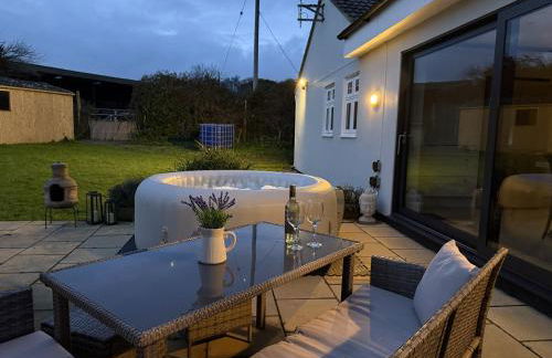 Adgestone Villa - A Luxurious Countryside Escape with Heated Pool, Near Sandown Beach, Dog Friendly in Rural Sandown - Perfect Getaway for Family & Friends - Photo 19