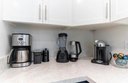 Family Beach House, 400ft to Beach, Parking, BBQ - Foto 17