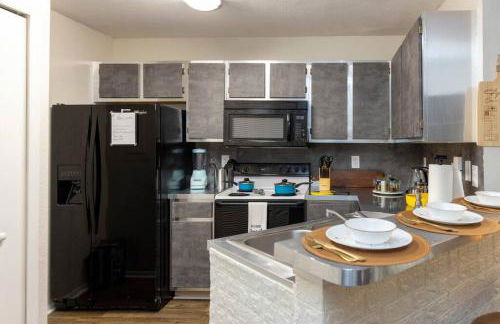 Rustic Luxe Loft , A King Bed Hideout with Edge - Foto 15