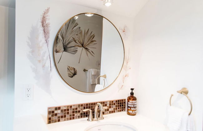 Gorgeous Bungalow With a Backyard Deck - Photo 64