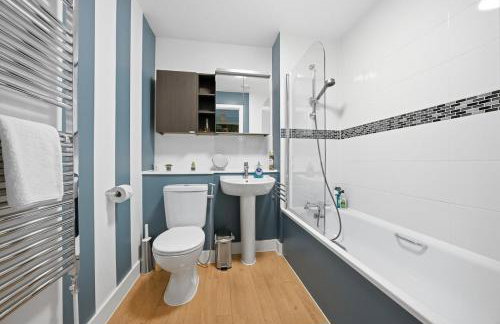 Steps from Train Station - Modern 2-Bedroom with Balcony & Cambridge Amenities, Family Friendly - Foto 12