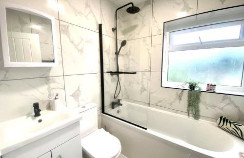 Isleworth House with Garden & private parking - Photo 9