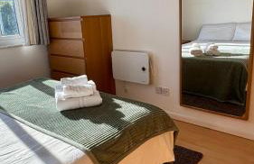 Stylish 2 Bed Home with parking - Foto 6