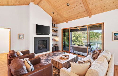 Dockside of the Moon - Photo 1