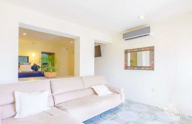 House of Mirrors - Photo 9