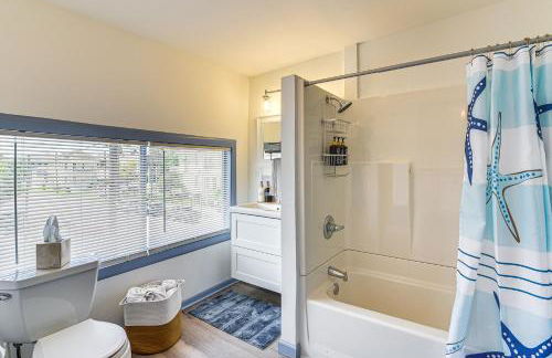 Walk to The Strand Historic Family Base with Yard! - Foto 33