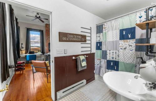 Beautiful Mountain Views in Iconic Building - Foto 21