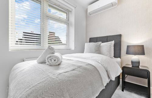 AC & Private Drive Stylish 4BR 5 Beds 8 Guests Wifi And Parking - Photo 37