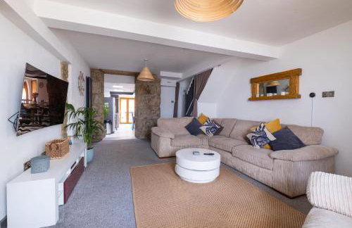 Central Penzance, Modern stylish home, Near Seafront with Gated parking - Photo 1