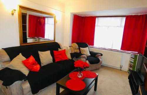 SPACIOUS 3 BED HOUSE WITH PARKING & GOOD TRANSPORT - Photo 1