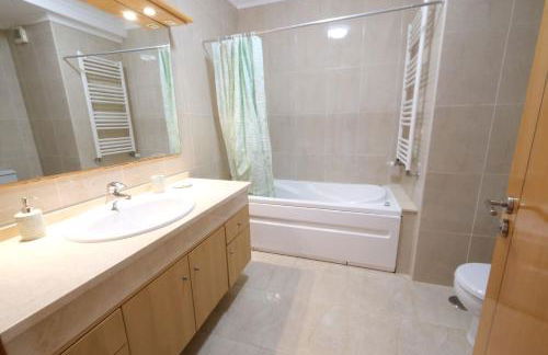 high standard rental in a quality residence with pool, tennis and view of the ocean in antas esposende 12 people - Foto 5