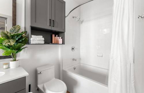 Elevated Contemporary 2BR 2BA with Balcony - Foto 22