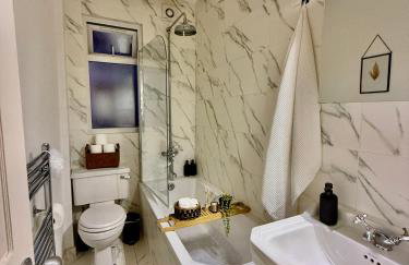 Superb Duplex in North London with reserved parking - Photo 19