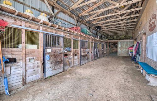 Cherryfield Home with Decks On Historic Horse Farm - Foto 29
