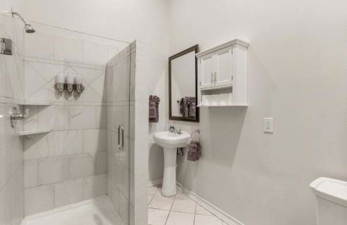 Stunning 2-Bedroom Garden District Newly Renovated - Foto 15